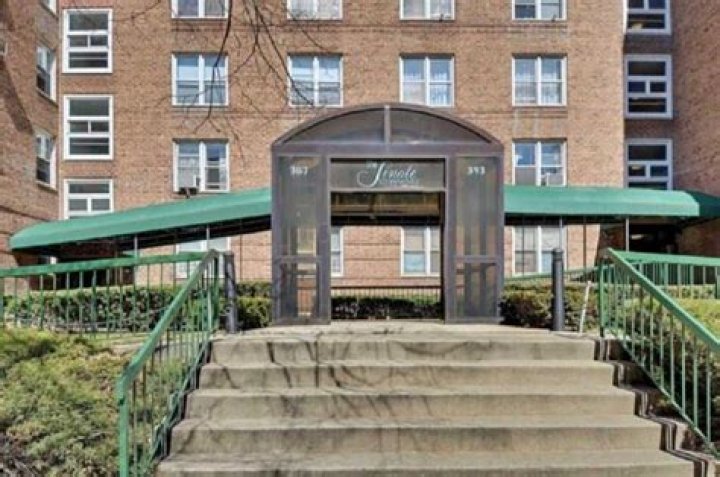 "Thank You For Coming" Movie Release Date and Schedule for 2023, Countdown, Cast, Trailer, and More - News Update - SarkariResult