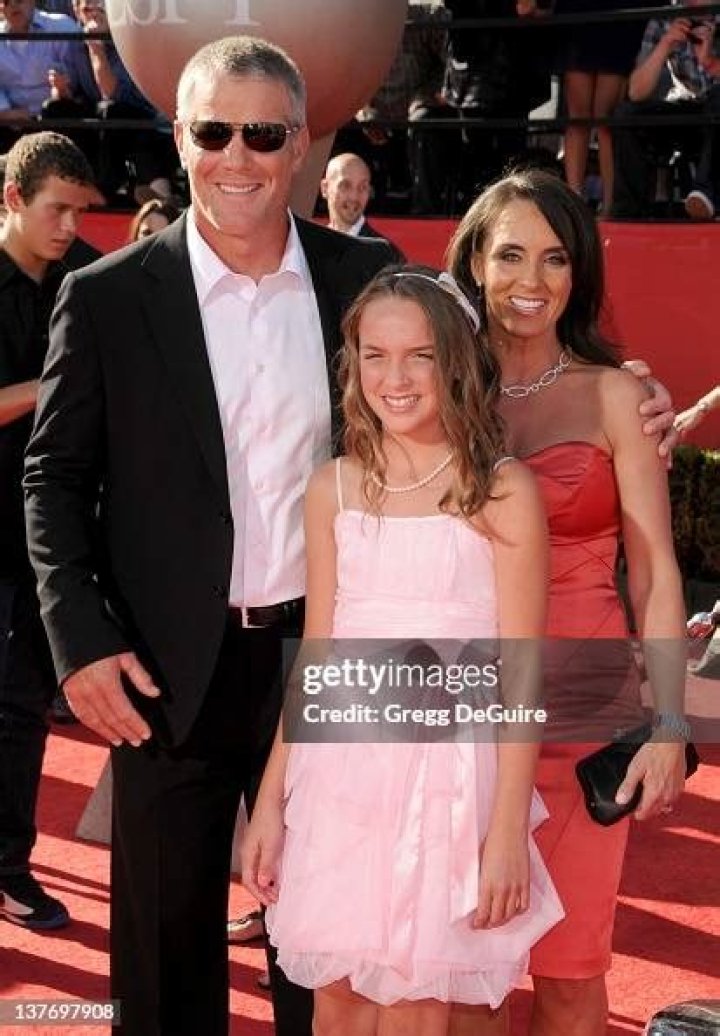 Brett Favre Net worth, Daughters, Wife, Family, Wiki, Retirement age, Height