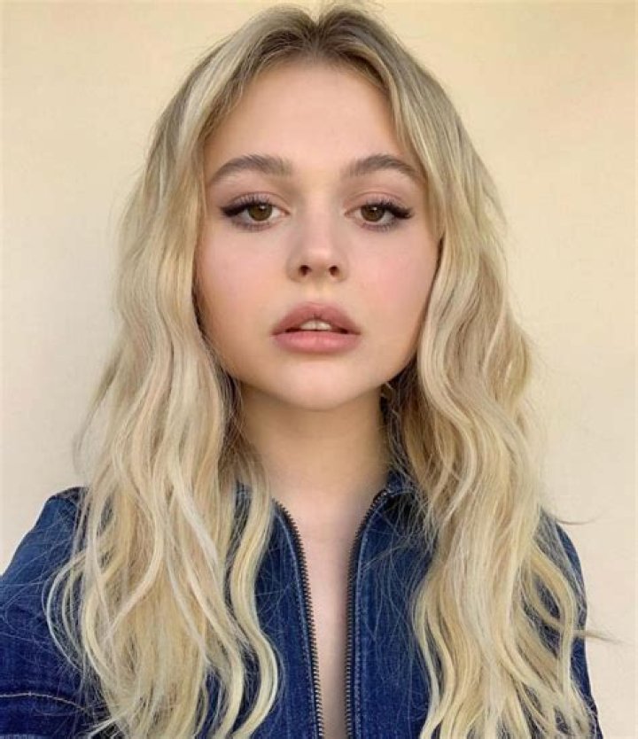 Emily Alyn Lind Height, Weight, Measurements, Bra Size, Shoe Size