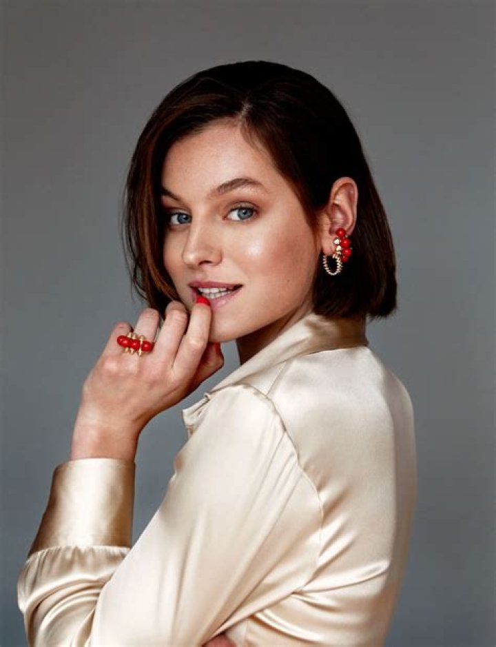 Emma Corrin Height, Weight, Body Measurements, Bra Size, Shoe Size