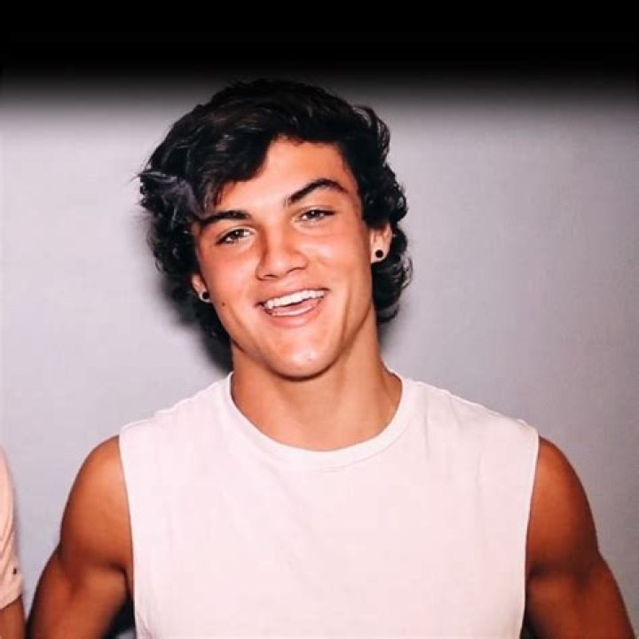 Ethan Dolan Height, Weight, Body Measurements, Shoe Size