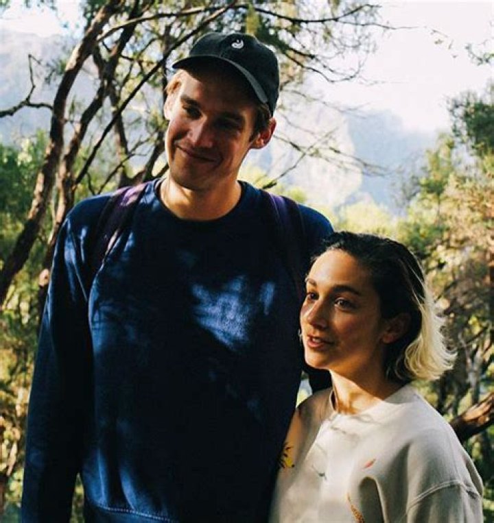 Molly Ephraim dating with her boyfriend or is she already married?