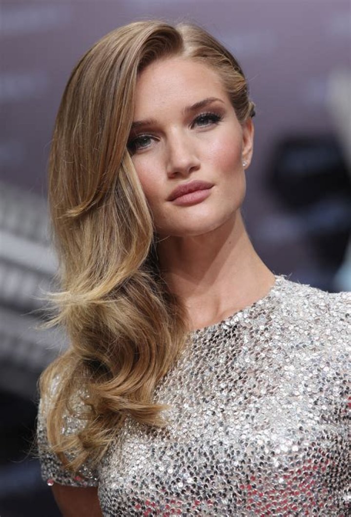 Rosie Huntington-Whiteley Height, Measurements, Bra Size, Shoe Size