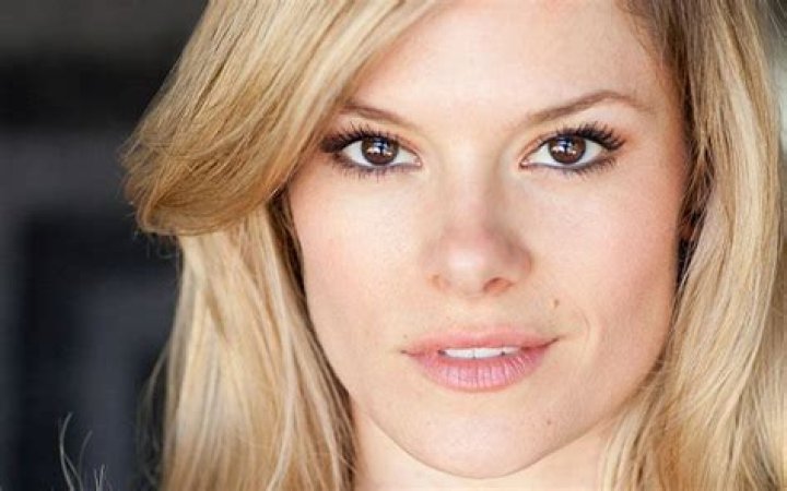 How did Tonya Glanz Earn a Decent Bank Balance?