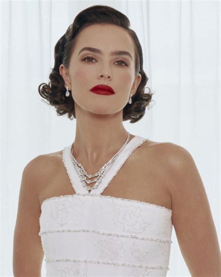 Zoey Deutch Height, Weight, Measurements, Bra Size, Shoe Size